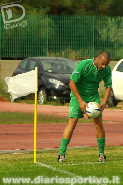 Antonello Muzzoni piazza la palla sull'angolo prima del goal